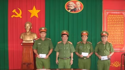 Công an tỉnh Trà Vinh khen thưởng tập thể, cá nhân triệt xóa trường gà quy mô lớn