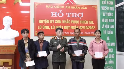 Báo CAND trao nhà tình nghĩa tặng 4 gia đình có nhà bị lũ cuốn trôi