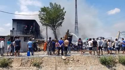 Cháy nhà kho chứa vải sợi rộng hàng trăm mét vuông
