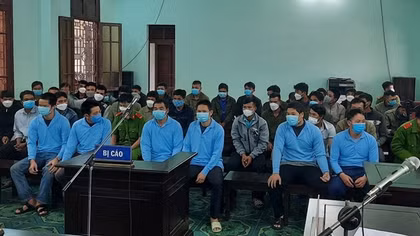 Ăn chia với "lâm tặc", trạm trưởng, trạm phó kiểm lâm rời rừng vào trại giam