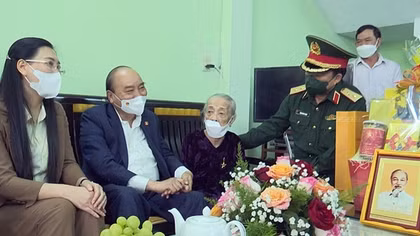 Chủ tịch nước thăm, tặng quà người lao động tại Quảng Ngãi
