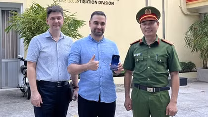 Du khách Nga cảm kích khi nhận lại điện thoại bị cướp
