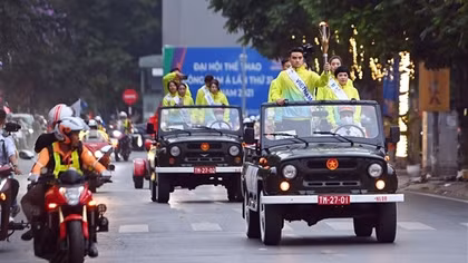 Lửa SEA Games rực cháy, diễu hành qua đường phố Thủ đô