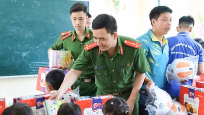 Phó Bí thư Đoàn ghi dấu với hàng nghìn bữa cơm miễn phí cho trẻ em vùng cao