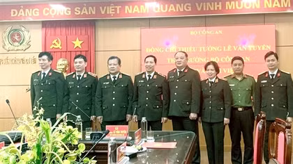 Thứ trưởng Lê Văn Tuyến kiểm tra công tác tại Cục Viễn thông và Cơ yếu
