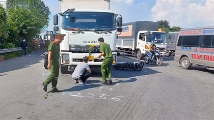 Ô tô chuyển làn va chạm với xe máy, 3 người tử vong