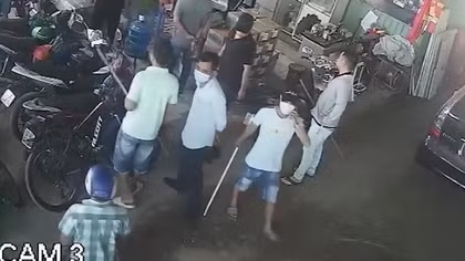 Mâu thuẫn thuê mặt bằng, hàng chục người cầm hung khí náo loạn bãi giữ xe