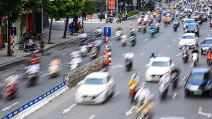 Đường Nguyễn Trãi sáng đầu tuần "hạ nhiệt" ùn tắc sau phân làn