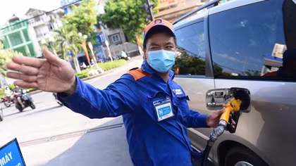 Xử lý nghiêm hoạt động buôn lậu và "găm" xăng dầu