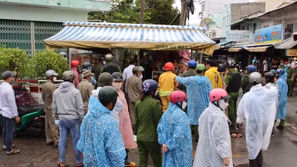 Cưỡng chế ki-ốt xây dựng trái phép trước cổng bệnh viện hơn 20 năm