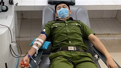 Hai cán bộ, chiến sĩ Công an hiến tiểu cầu cứu người bạo bệnh