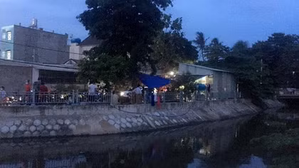 Chơi đùa trên bờ kênh trước nhà, 2 cháu bé trượt chân, đuối nước