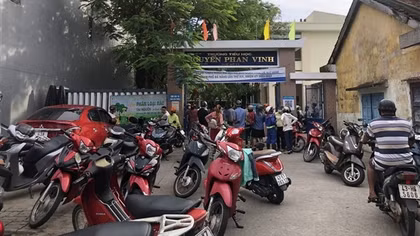 Một học sinh lớp 1 bầm tím chân tay do bạn học... “kèm cặp”