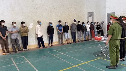 Rủ nhau vào quán cà phê xóc đĩa ăn thua bằng "vỏ hạt dưa"