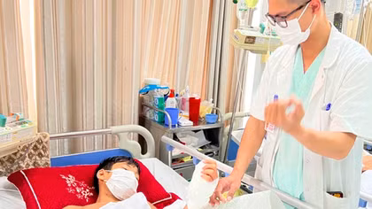 Tự làm thước kẻ gỗ, bé trai 13 tuổi gần đứt lìa bàn tay