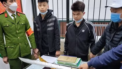 141 “tóm” nhóm thanh niên mang kiếm đi dạo phố
