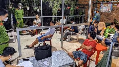 Hai tụ điểm cá độ bóng đá núp bóng quán giải khát ở Trà Vinh