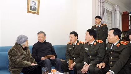 Lãnh đạo Bộ Công an thắp hương tưởng nhớ cố Thứ trưởng Nguyễn Minh Tiến