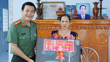 Công an Cà Mau bàn giao nhà tình nghĩa tặng 3 gia đình liệt sỹ