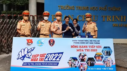 Tận tình tiếp sức sĩ tử bên sông Hàn