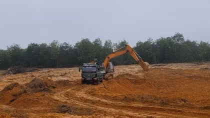 Ngang nhiên khai thác trái phép đất, cát trong suốt hơn 2 năm