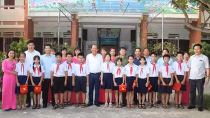San sẻ yêu thương, giúp học sinh nghèo Nam Định vượt khó