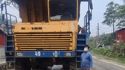 Xử lý sáu xe tải khổng lồ nghênh ngang trên phố núi