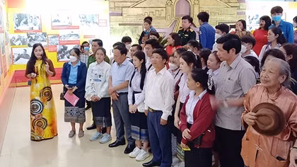 Triển lãm sách, ảnh chủ đề “65 năm Quảng Bình làm theo lời Bác Hồ dạy”