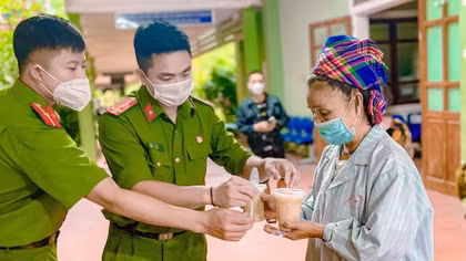 Bát cháo nghĩa tình từ Công an huyện vùng cao