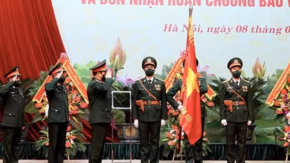 Thanh niên Quân đội đón nhận Huân chương Bảo vệ Tổ quốc hạng Nhất