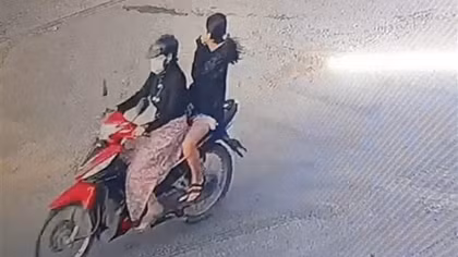 Điều tra động cơ người phụ nữ lạ đưa bé gái 11 tuổi lên xe máy chở đi bất thường