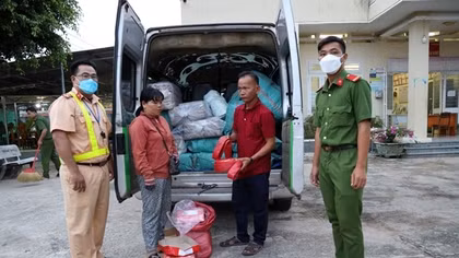 Kiểm tra xe khách, lộ ra 13 bao tải pháo