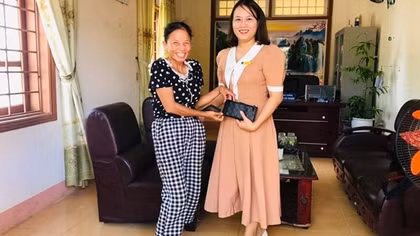 Nhân viên tạp vụ trường học trả ví tiền cho người đánh rơi