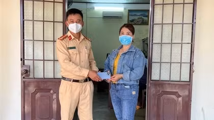 Cảnh sát giao thông giúp người dân tìm lại tài sản bị đánh rơi