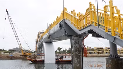 Cầu bộ hành 54 tỷ đồng sắp khánh thành “vướng” đảm bảo an toàn và mỹ quan