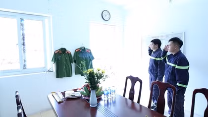 Những người hùng áo xanh giữa màu lửa đỏ