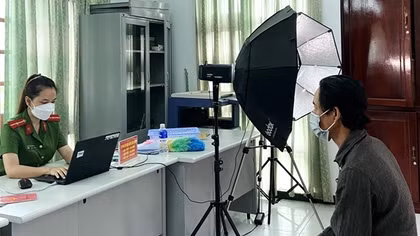Ăn cơm hộp để tranh thủ thời gian giải quyết căn cước công dân