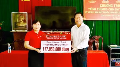 “Tình thương cho em” của tập thể người lao động Agribank Chợ Gạo
