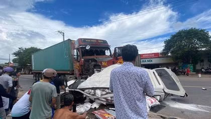Xe container va chạm xe tải van khiến 2 người thương vong