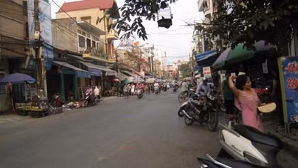 Truy tìm con trăn sổng chuồng xuống phố