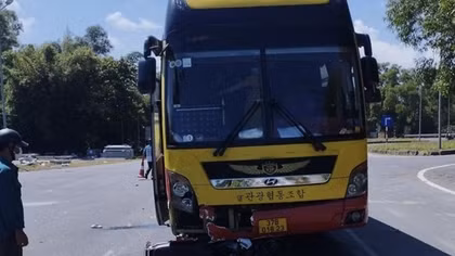 Xe máy kẹt dưới gầm ô tô khách, 2 phụ nữ thương vong