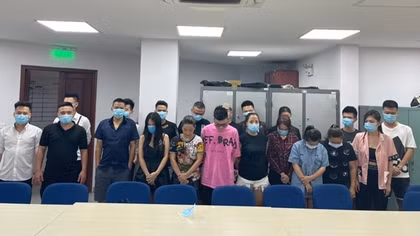 Xử lý 19 thanh niên ôm bình khí cười “bay lắc” trong quán karaoke