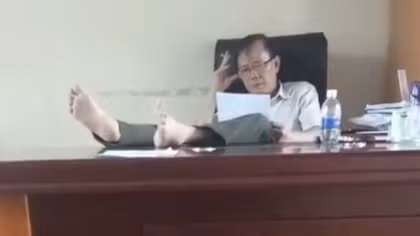 Hạt trưởng kiểm lâm "thích gác chân lên bàn" bị hạ bậc làm Hạt phó