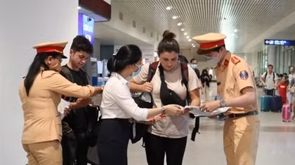 Tuyên truyền ATGT bằng tờ rơi song ngữ cho người nước ngoài