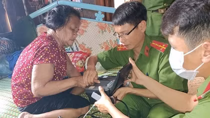 Công an huyện Bảo Lâm trao 700 phần quà cho bà con nghèo