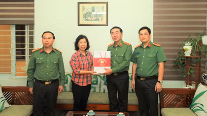 Thứ trưởng Trần Quốc Tỏ thăm gia đình cố lãnh đạo Bộ Công an nhân kỷ niệm Ngày Nhà giáo Việt Nam