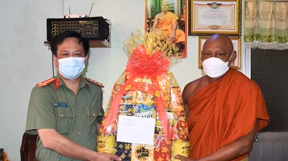 Công an tỉnh Trà Vinh thăm, tặng quà cơ sở tôn giáo trước thềm Tết Nguyên đán