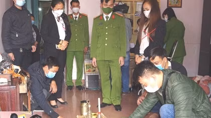 Phát hiện súng bắn đạn hoa cải, áo giáp chống đạn tại nhà "nữ quái" buôn ma túy