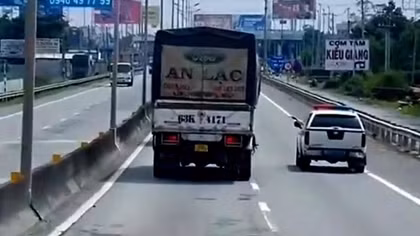 Đi vào làn dừng khẩn cấp còn “vờn” CSGT