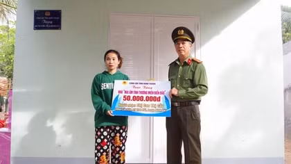 Công an tỉnh Ninh Thuận trao tặng căn nhà mái ấm tình thương cho một phụ nữ